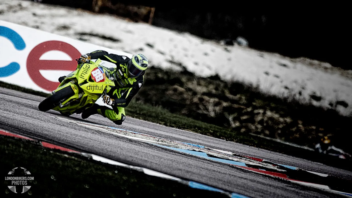 Gary Beardsley leaning into a corner on the dijitul-liveried race bike