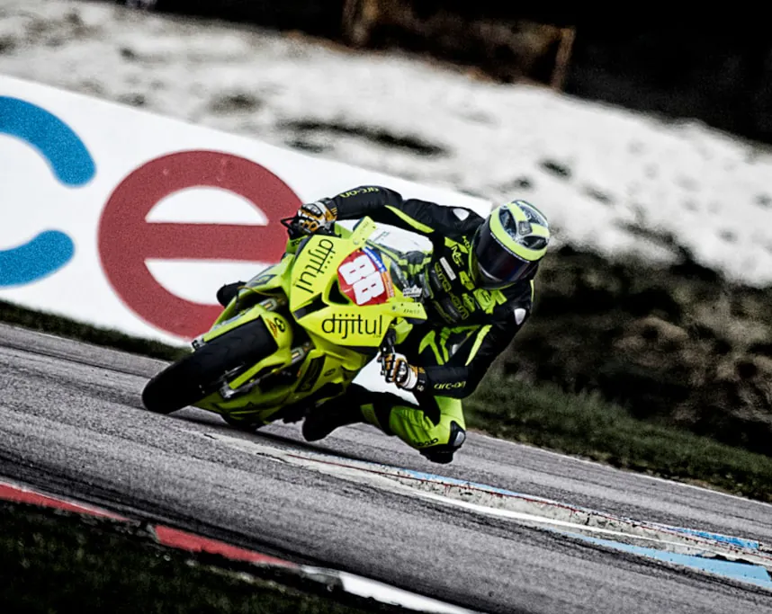 Gary Beardsley on the dijitul-liveried #88 race bike